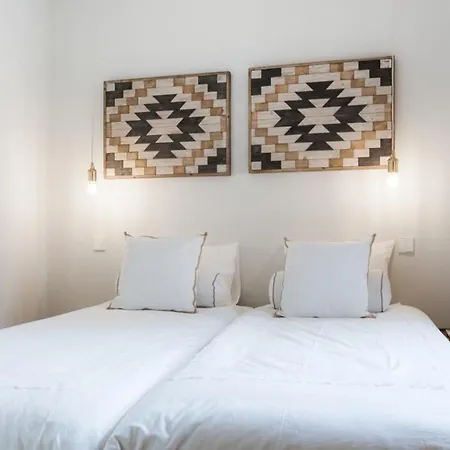 Charming Flat With Balconies Chiado District 2 Bedrooms & Ac 19th Century Building * ליסבון